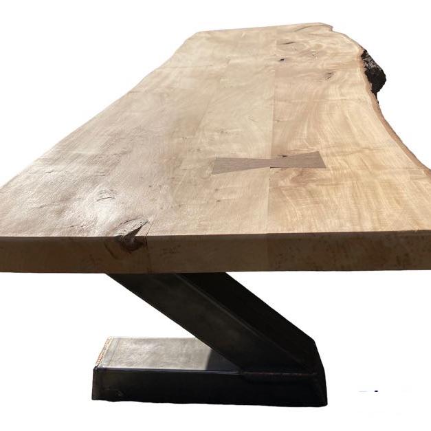 Table basse en Tilleul, bois massif, table artisanale et pieds métalliques.