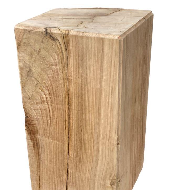 Cube en bois de Châtaigner, idéale comme bout de canapé.